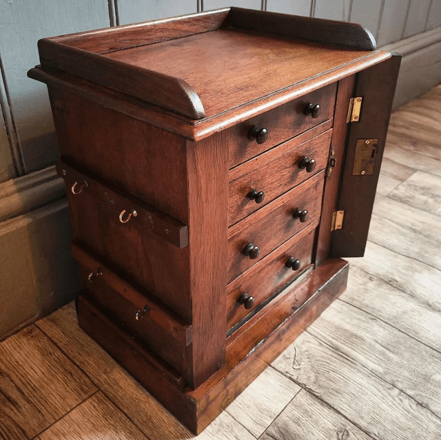 Wellington Chest Apprentice Piece
