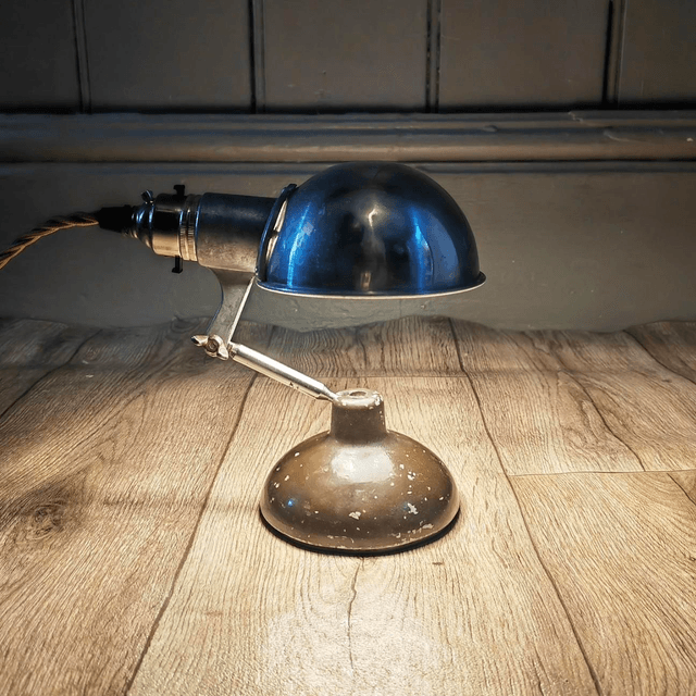Metek Articulating Lamp