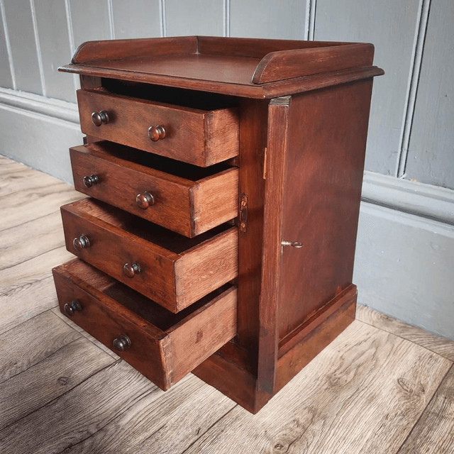 Wellington Chest Apprentice Piece