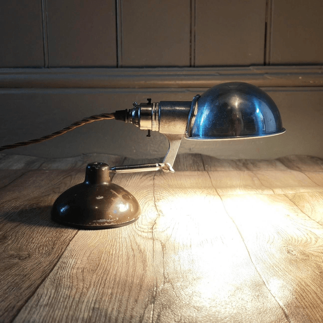 Metek Articulating Lamp